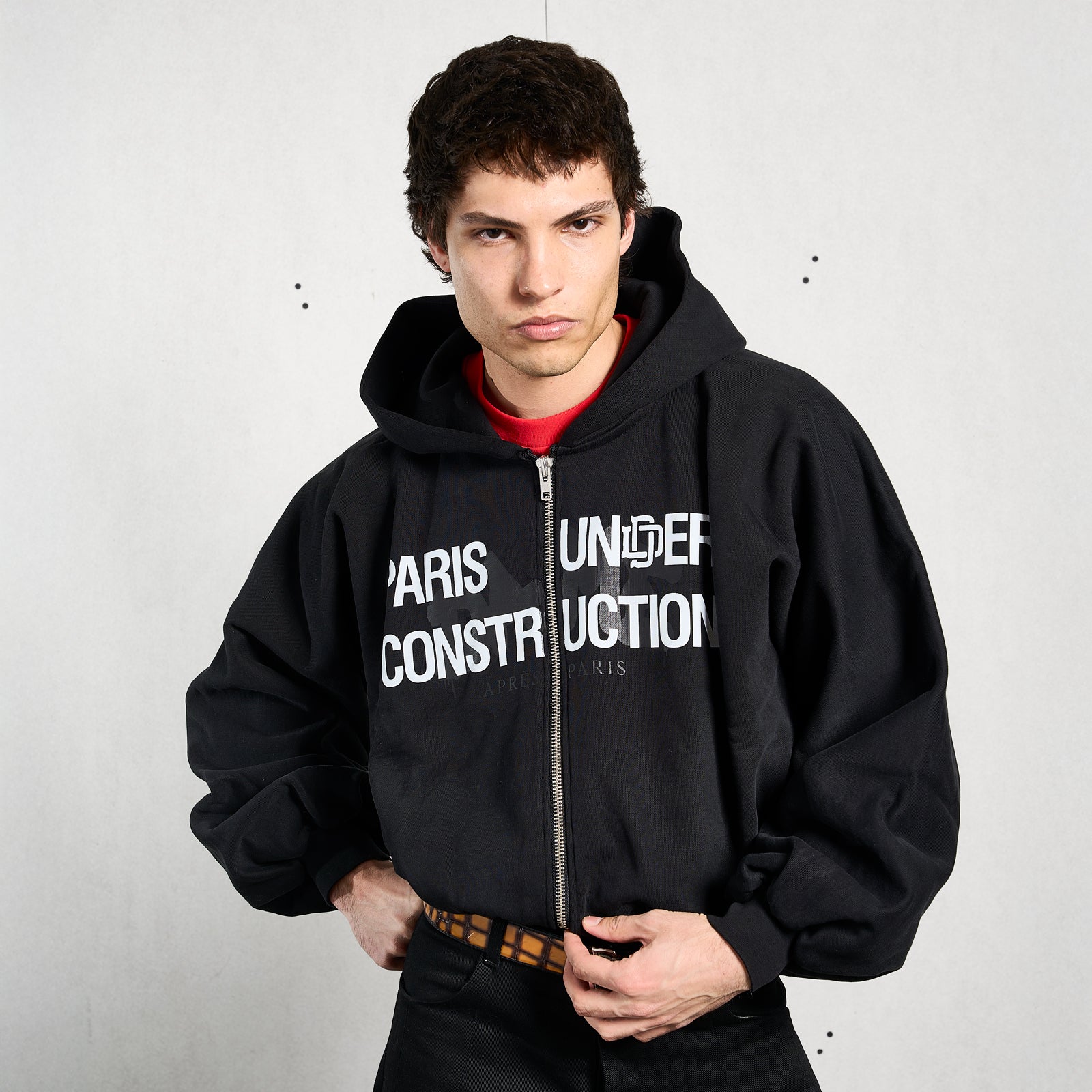 Sudadera negra con capucha y cremallera, con PARIS UNDER CONSTRUCTION serigrafiado