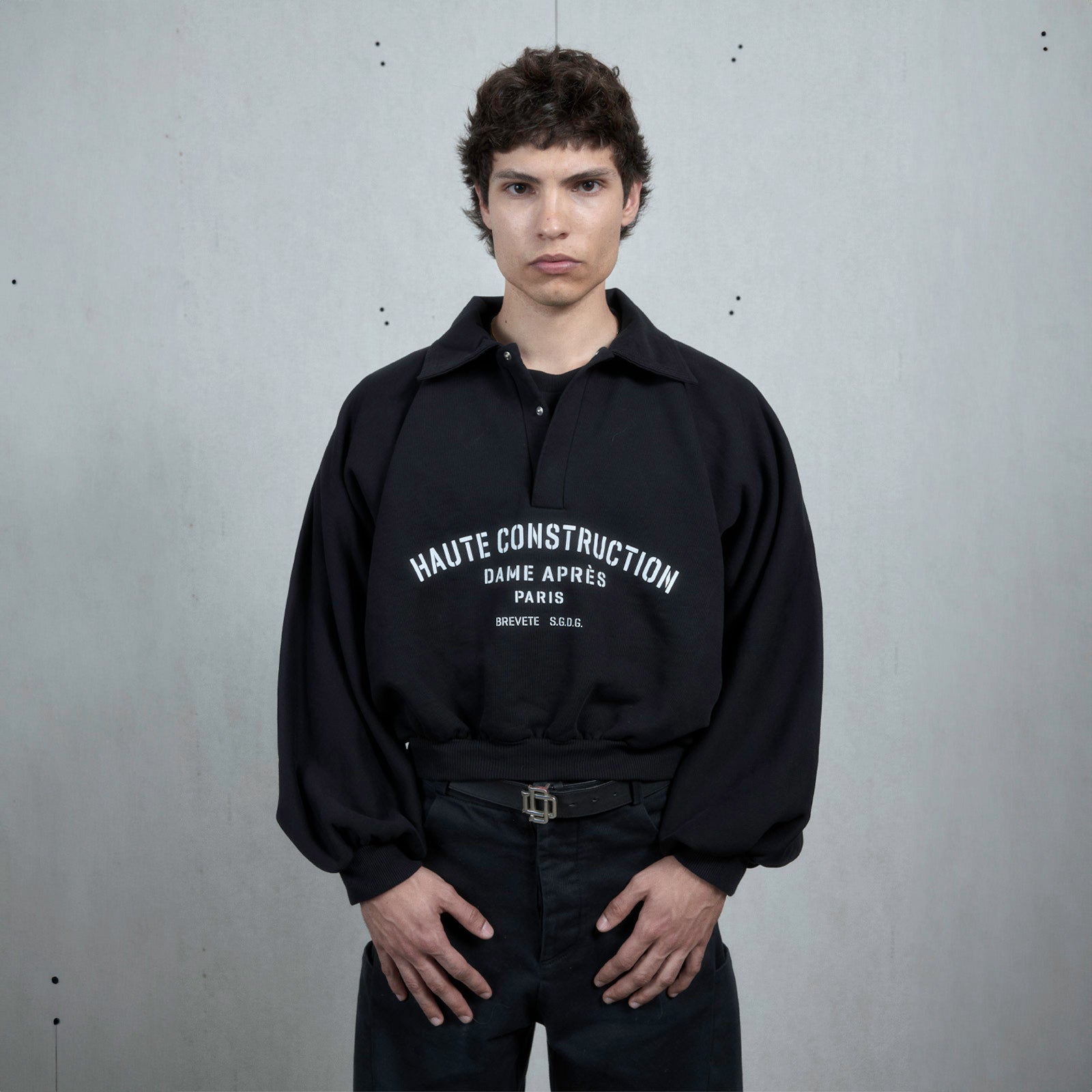 Polo negro de manga larga con cuello y HAUTE CONSTRUCTION serigrafiado