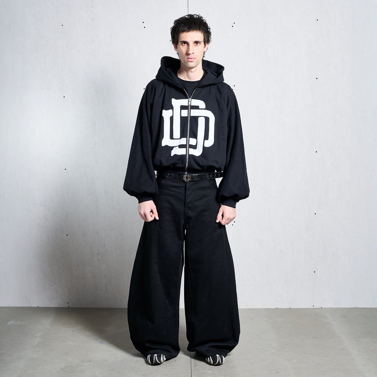 Sudadera negra con capucha y cremallera completa, con el monograma DAP estampado