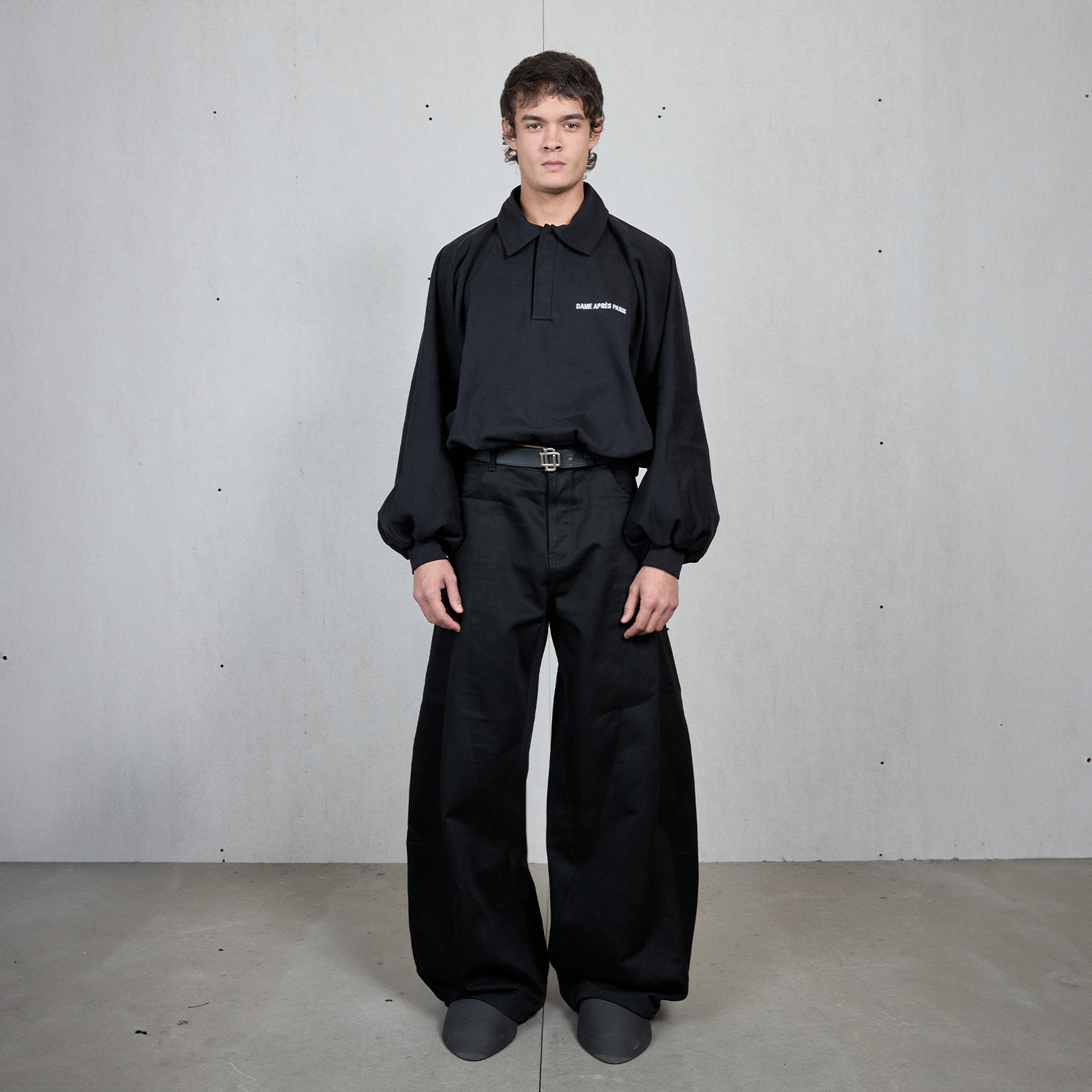 Polo negro de manga larga con cuello camisero y manga abullonada