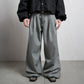 Pantalón gris de pinzas triples y pernera muy ancha