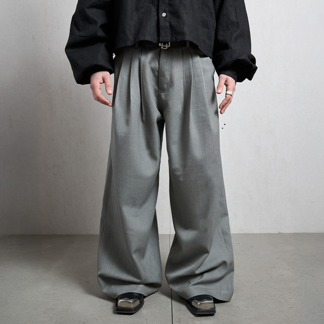 Pantalón gris de pinzas triples y pernera muy ancha