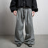 Pantalón gris de pinzas triples y pernera muy ancha